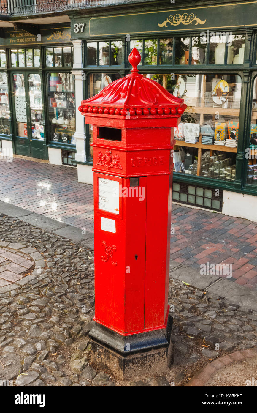 L'Angleterre, Kent, Tunbridge Wells, les pantiles, rouge traditionnel postbox Banque D'Images