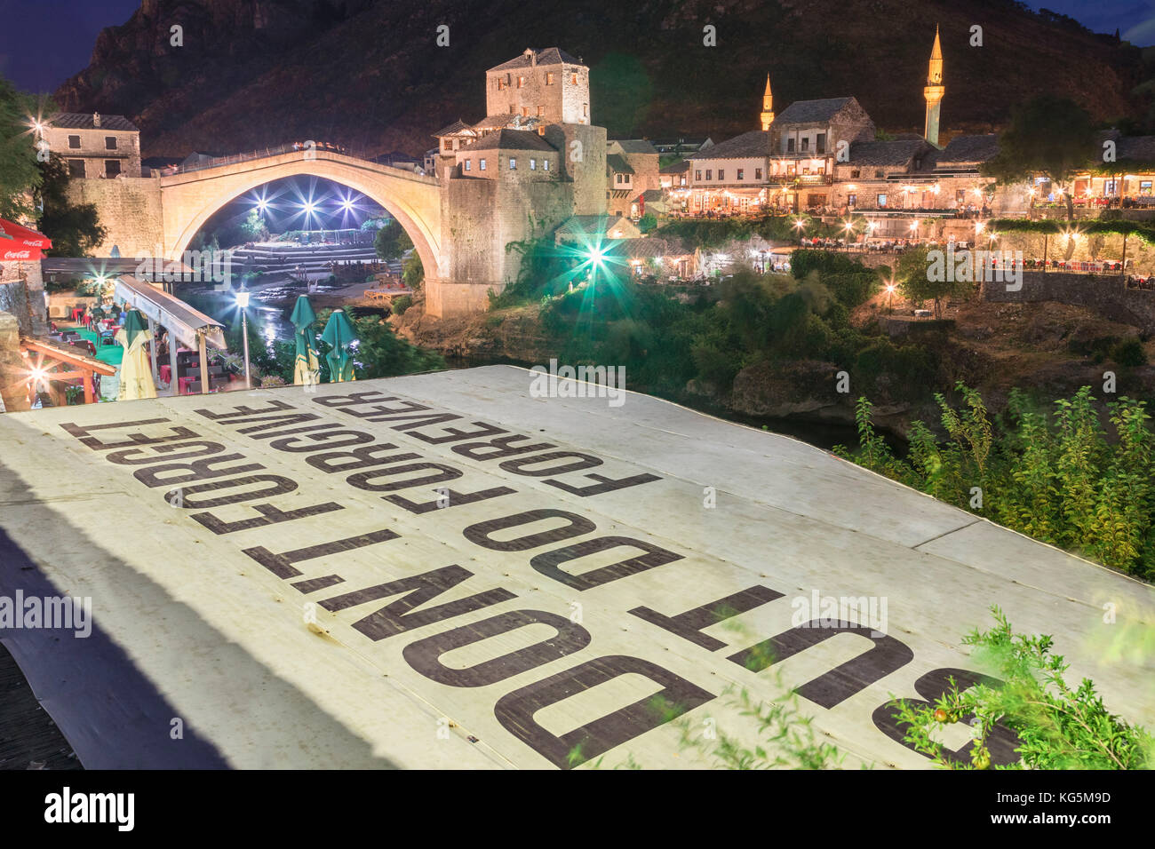 Vieux pont (Stari Most) et une phrase n'oubliez pas mais pardonnez, en référence à la guerre dans les Balkans, Mostar, Bosnie-Herzégovine Banque D'Images