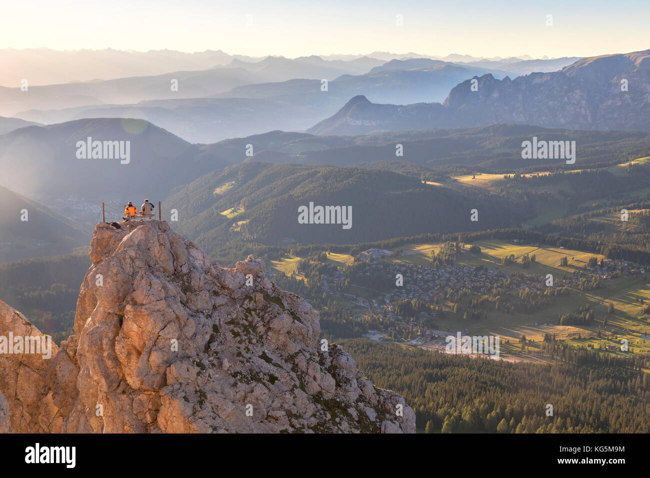 Les randonneurs assis sur le sommet de la Cima di pulpito popa - poppekanzel au coucher du soleil à la recherche à l'horizon, Latemar, Tyrol du Sud, Bolzano, Dolomites, Italie Banque D'Images