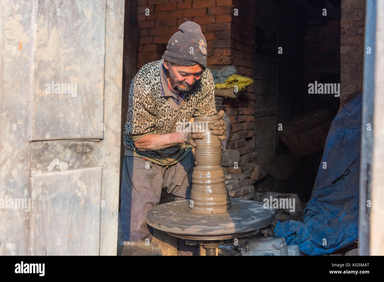 Bhaktapur, Katmandou, Népal bagmati, vieil homme travaille l'argile avec lathe Banque D'Images