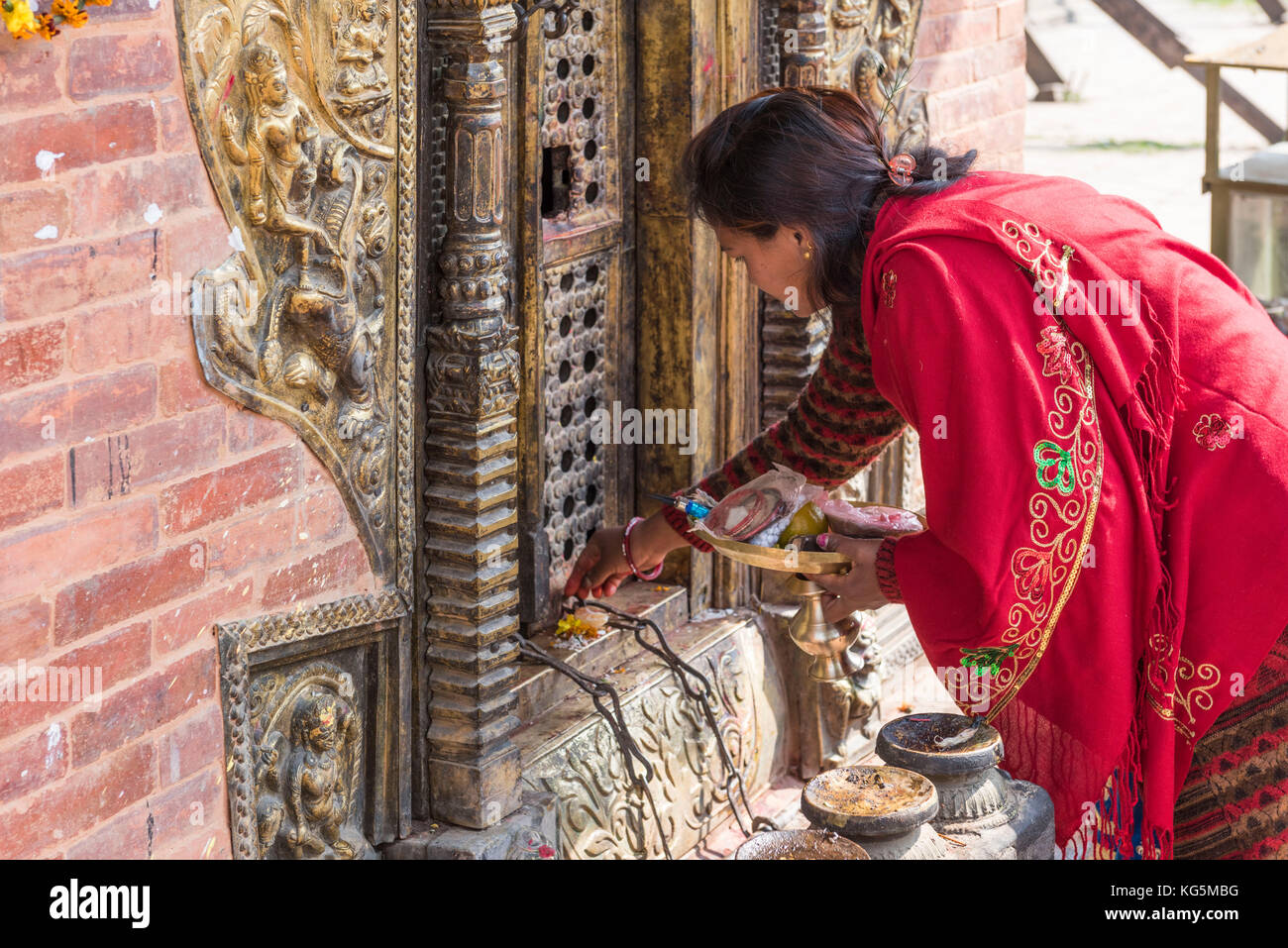 Bhaktapur, Katmandou, Népal bagmati, don d'une femme népalaise au temple Banque D'Images