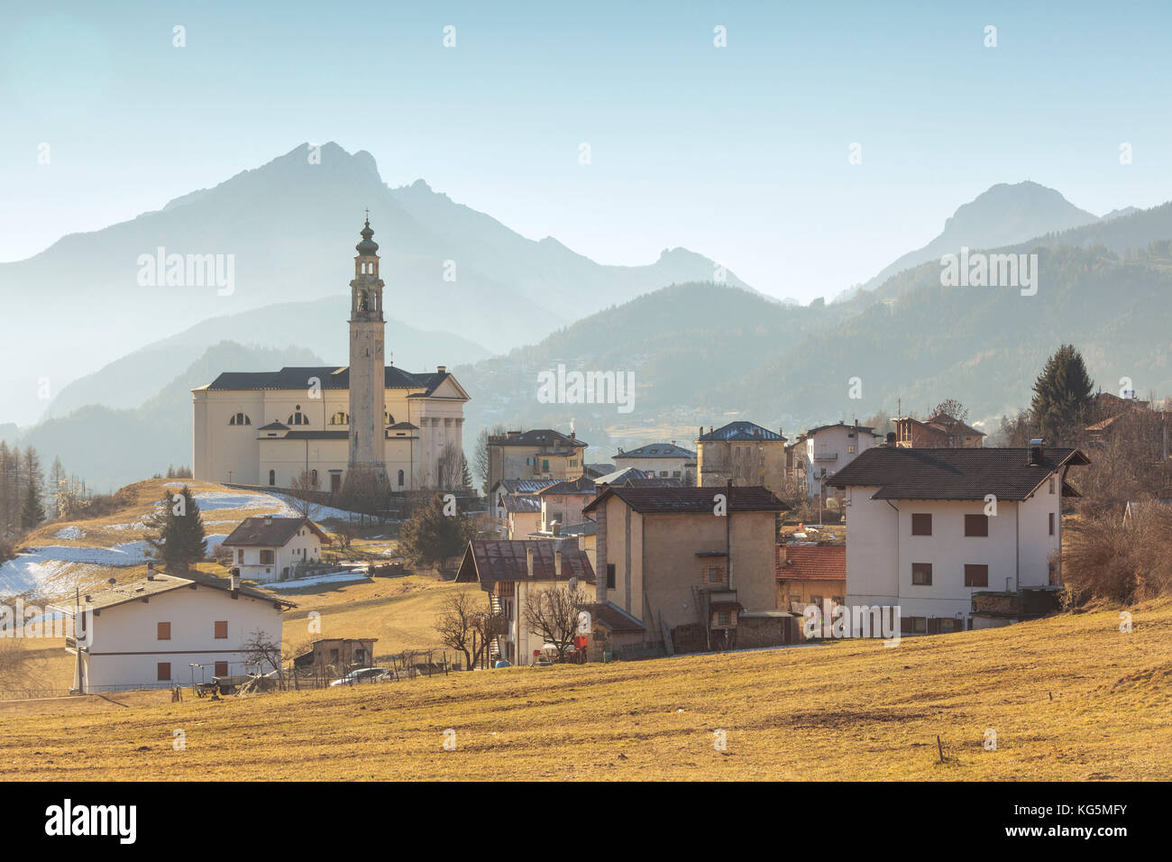 L'Europe, Italie, Vénétie, Italie. Domegge di Cadore et l'église paroissiale de Saint George Banque D'Images