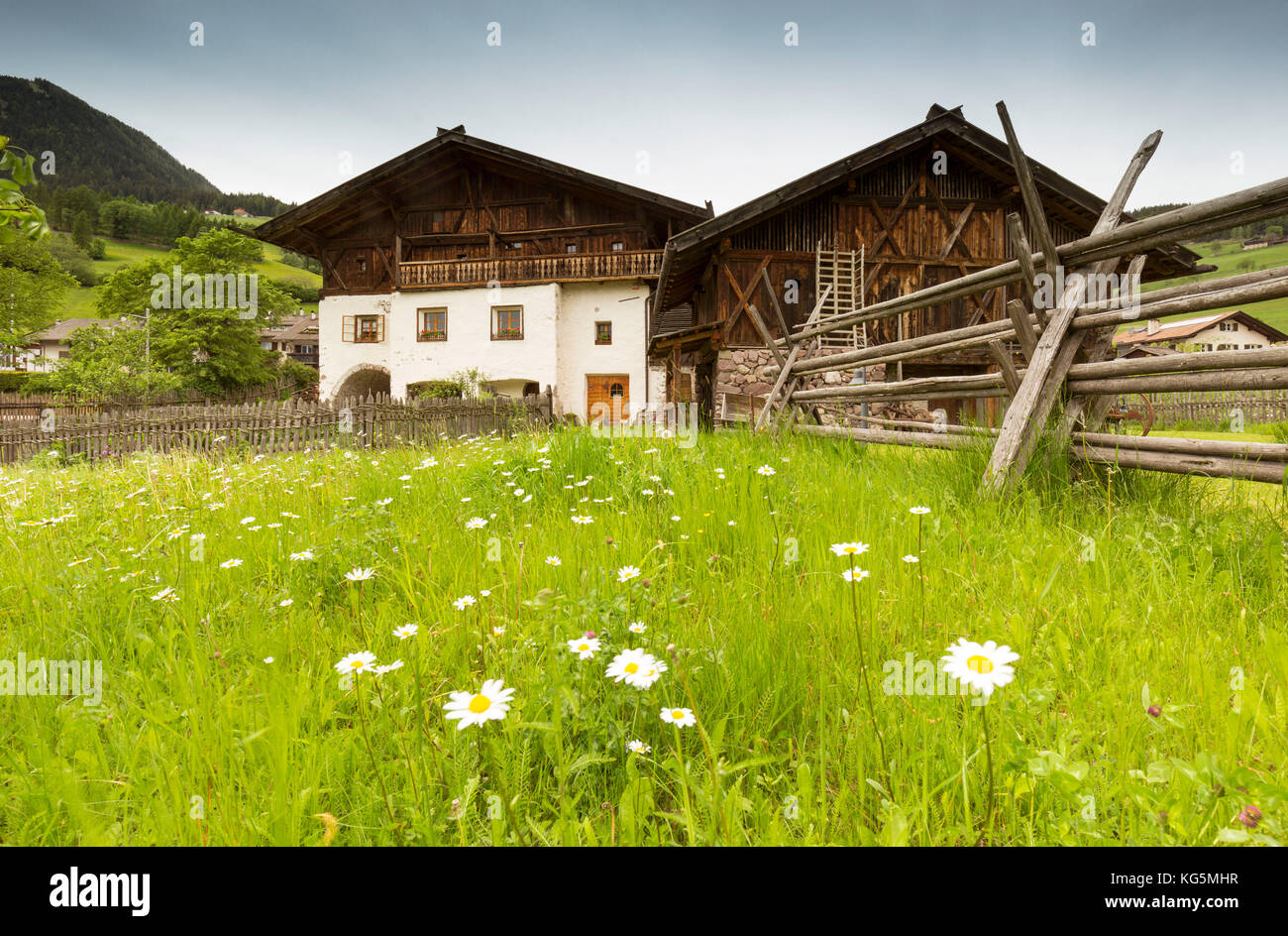 La vieille maison de campagne typique de sarntal, la province de Bolzano, le Tyrol du sud, Trentin-Haut-Adige, Italie Banque D'Images