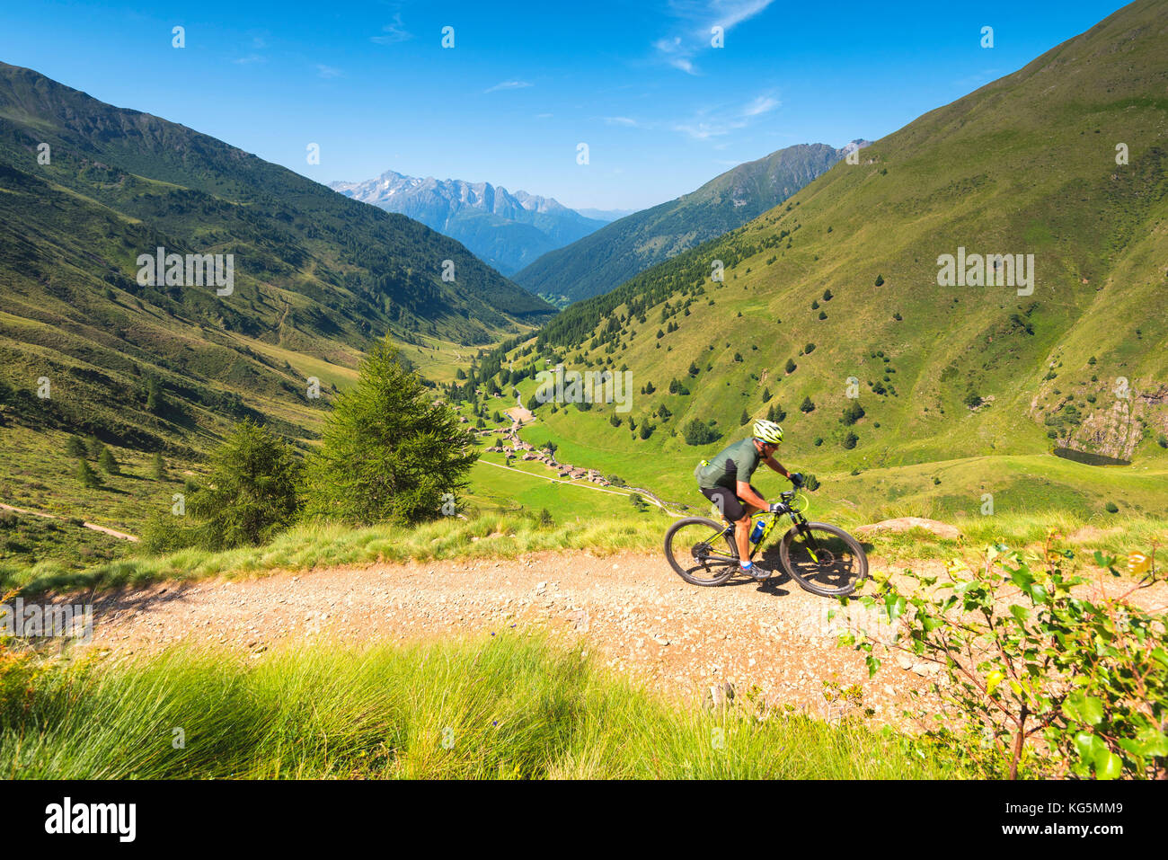 Biker dans la vallée Canè, province de Brescia, Lombardie, Italie, district de l'Europe. Banque D'Images