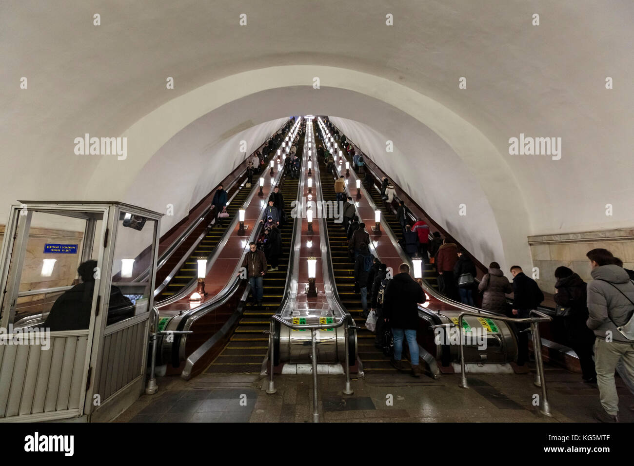 La Russie, Moscou, Métro Komsomolskaya. Les gens sur les escaliers. Banque D'Images