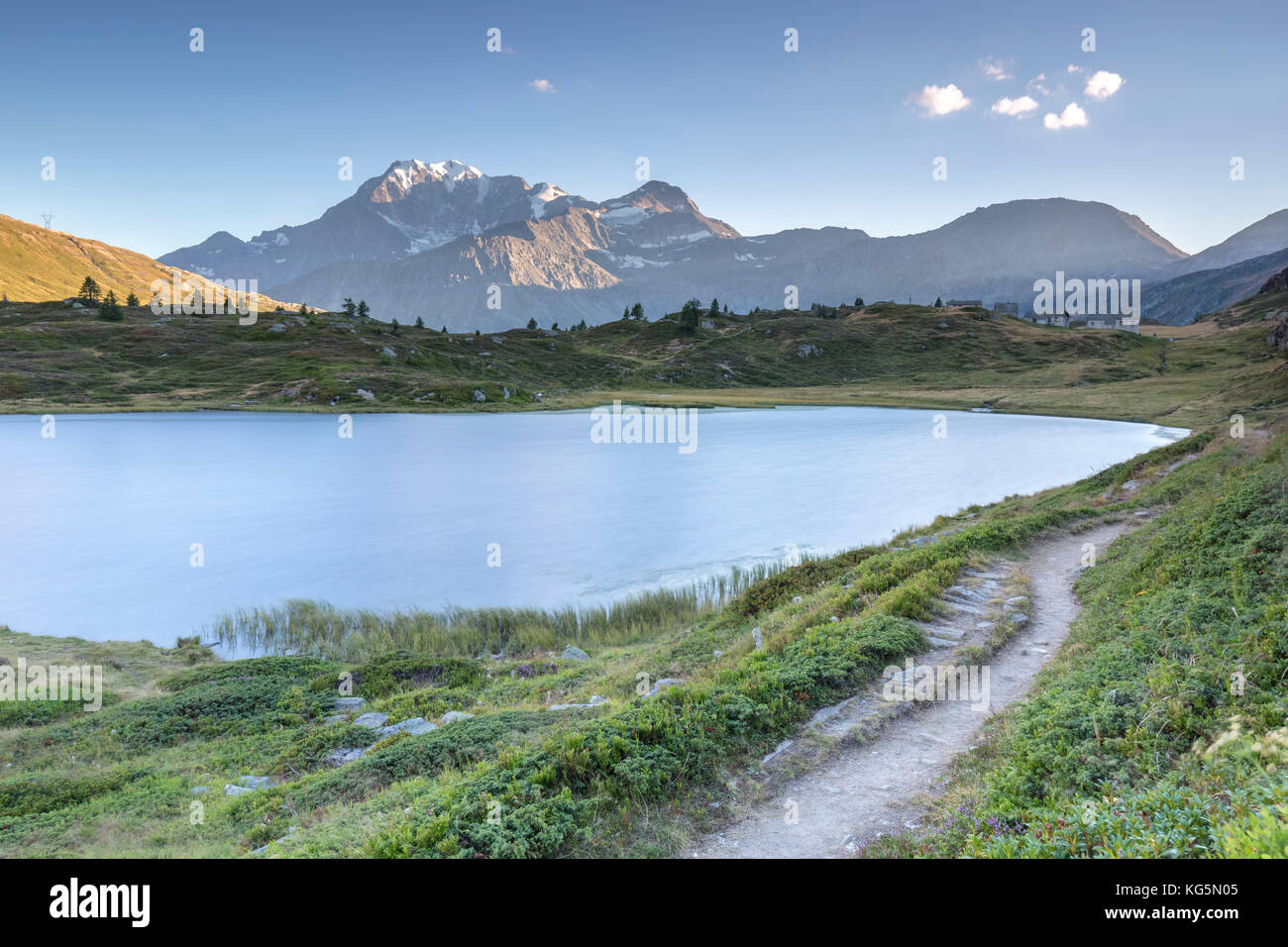 Le sentier près du lac et le Fletschhorn Hopschusee au coucher du soleil, Simplonpass, Vallis, Suisse. Banque D'Images