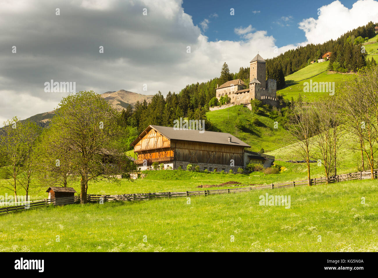 Une vue sur le château de Burg reinegg sarntal, dans la province de Bolzano, le Tyrol du sud, Trentin-Haut-Adige, Italie Banque D'Images