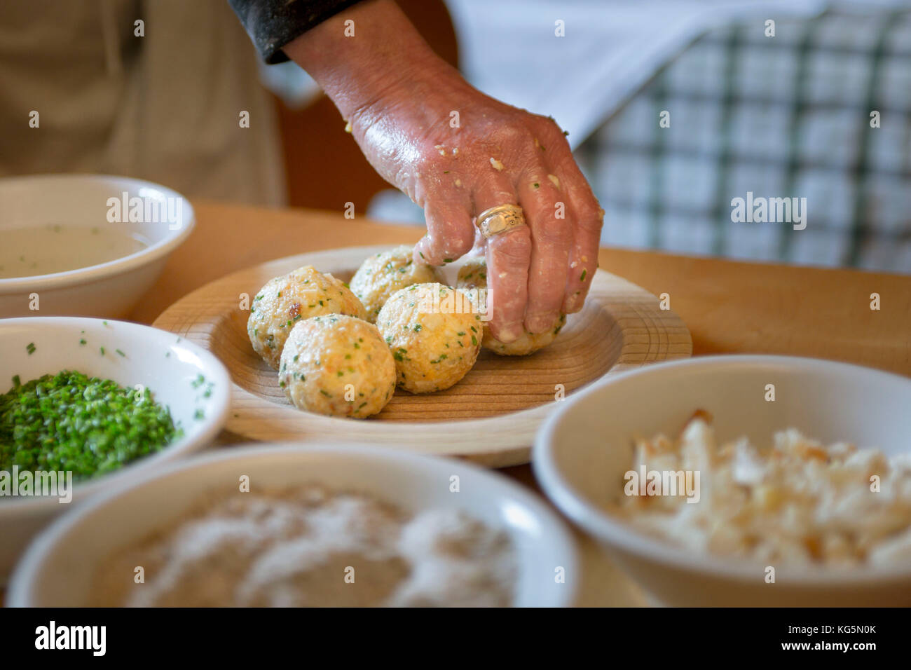 Un chef a fini de boulettes faites maison, (canederli), la province de Bolzano, le Tyrol du sud, Trentin-Haut-Adige, Italie, Banque D'Images