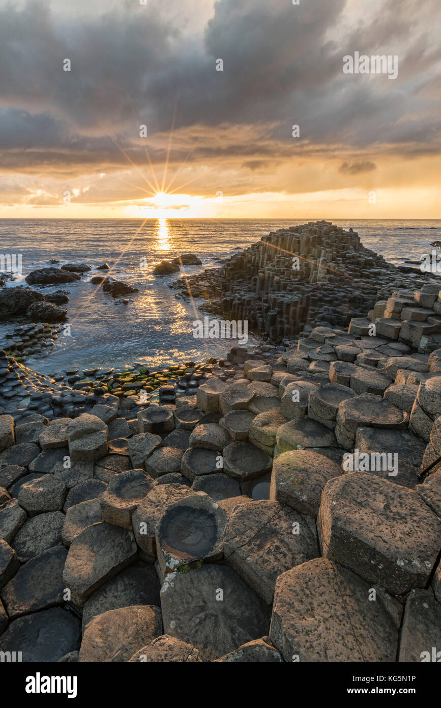 L'Irlande du Nord, le comté d'Antrim, la Chaussée des géants au coucher du soleil Banque D'Images