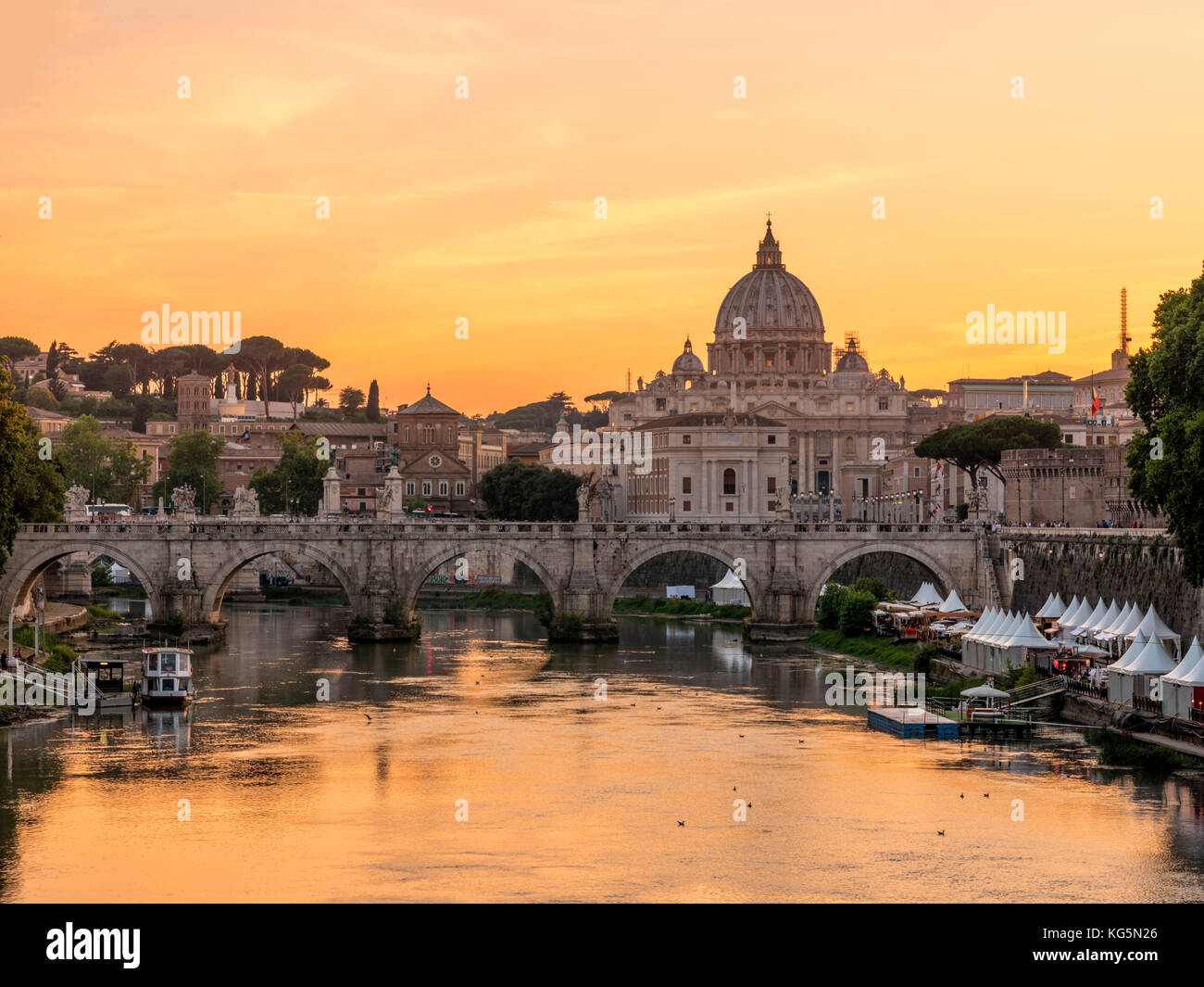 L'Italie, Lazio, Rome. coucher de soleil sur la basilique Saint Pierre Banque D'Images