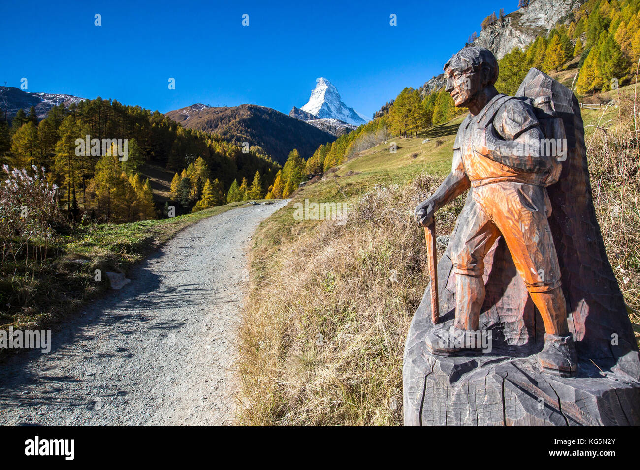 Statue en bois représentant un randonneur sur le chemin vers le mont Cervin Zermatt canton du Valais suisse europe Banque D'Images