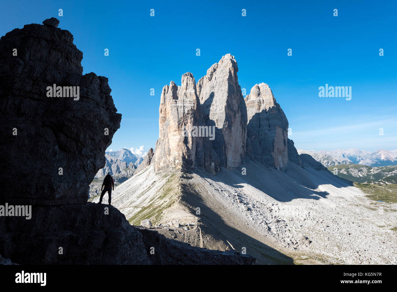 Sesto / Sexten, province de Bolzano, Dolomites, Tyrol du Sud, Italie. Silhouette d'un alpiniste devant les trois sommets de Lavaredo Banque D'Images