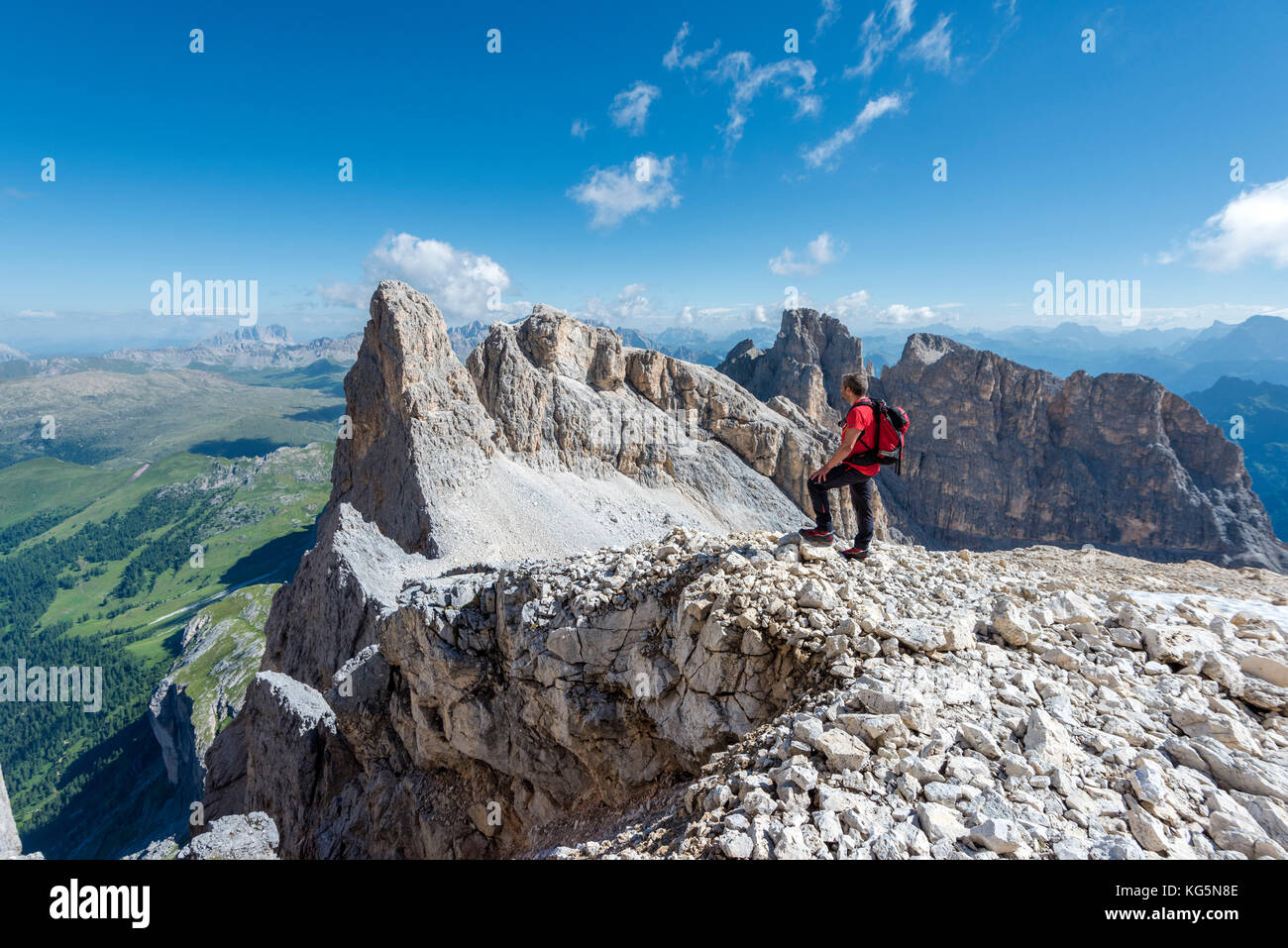 CIMA dei Bureloni, parc naturel de Paneveggio-Pale de San Martino, province de Trento, Trentin-Haut-Adige, Italie, Europe. Un alpiniste sur le chemin du sommet de Cima dei Bureloni Banque D'Images