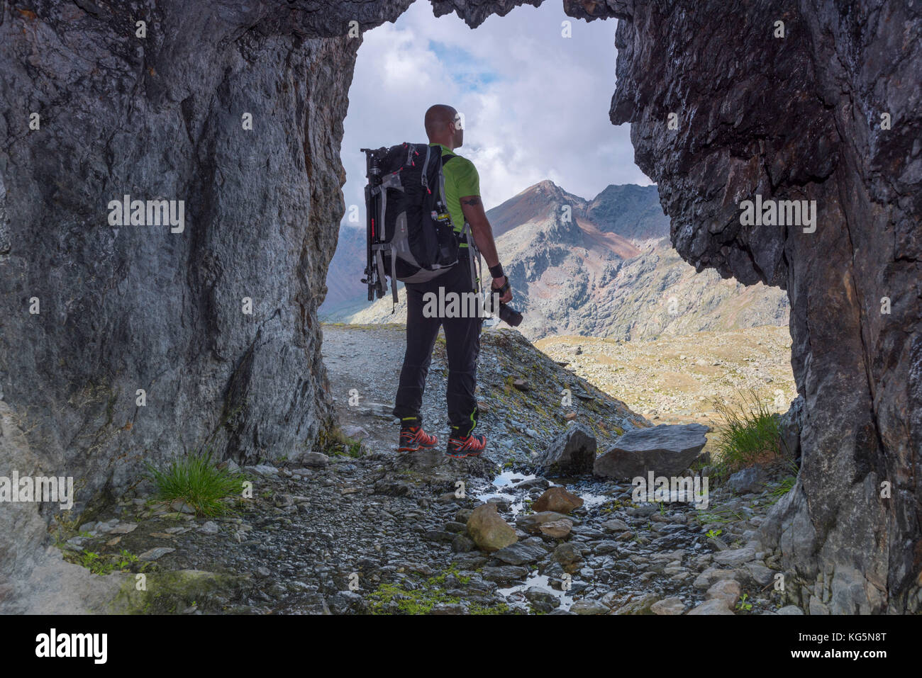Photographe qui balaie l'horizon de l'Europe, Italie, région du Trentin, Sun Valley, pejo, Stelvio National Park Banque D'Images
