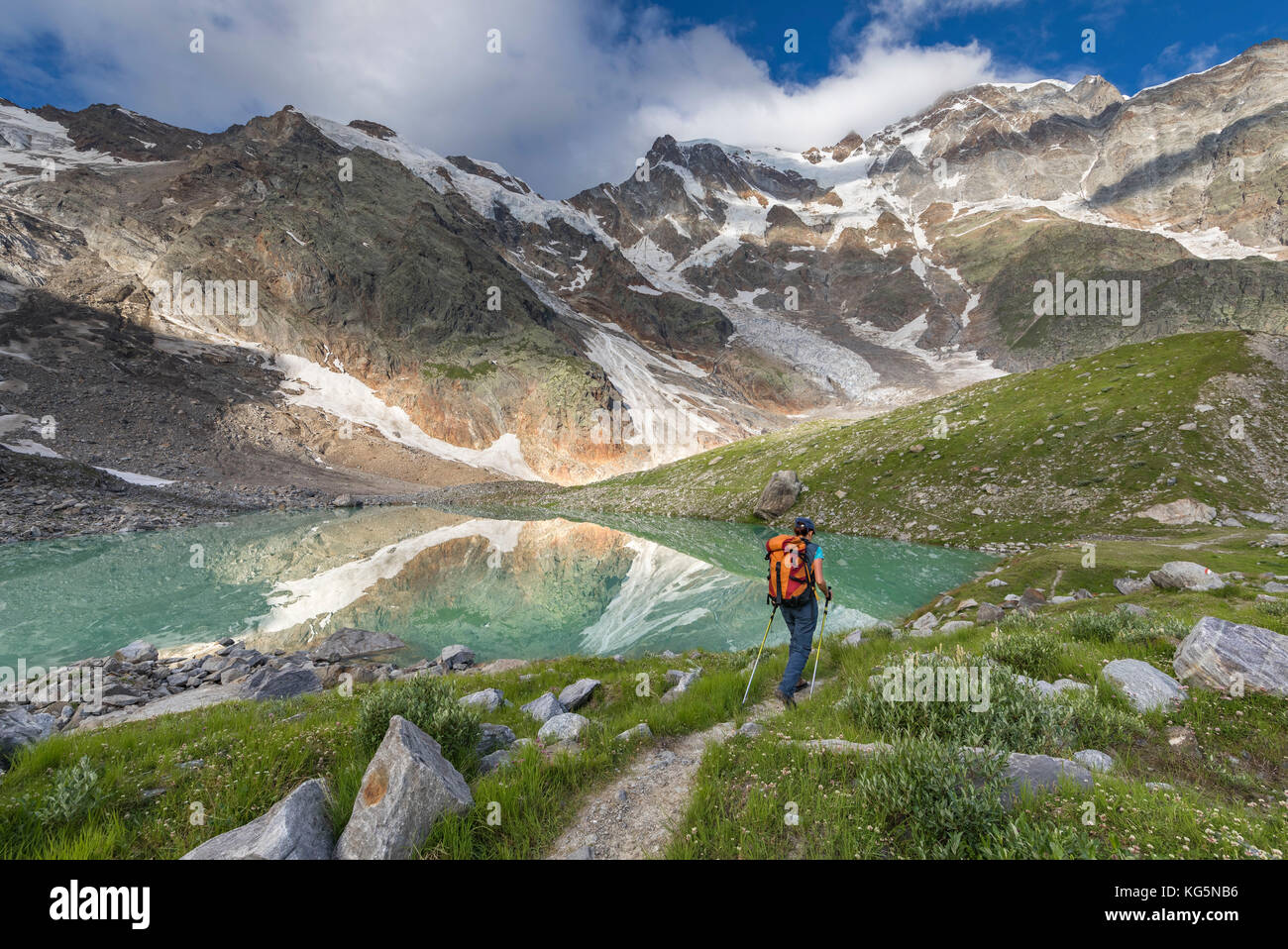 Une des promenades les filles près du lac Locce au pied de la face est du massif du Monte Rosa (Locce Lake, Macugnaga, Anzasca Valley, Verbano Cusio Ossola province, Piémont, Italie, Europe) Banque D'Images