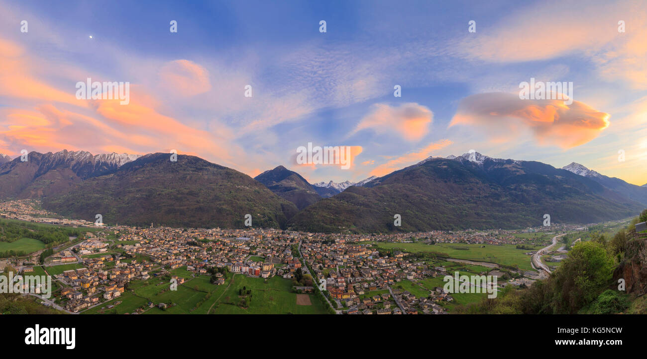 Panorama de la ville de morbegno au coucher du soleil de la Valteline lombardie province de Sondrio Italie Europe Banque D'Images