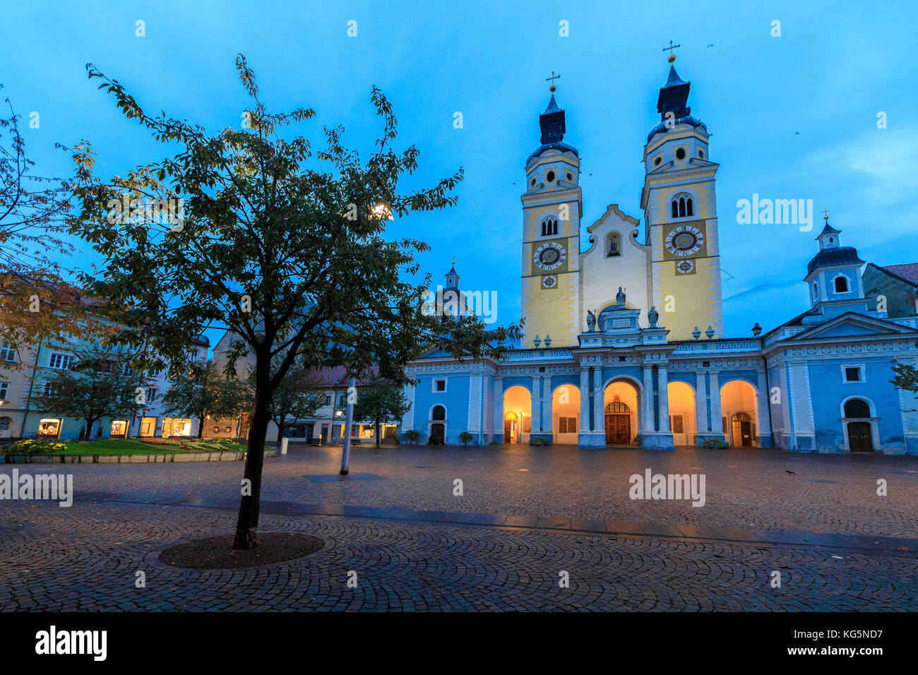 Vue nocturne de la cathédrale de Brixen (Bressanone), province de Bolzano, Tyrol du Sud, Italie, Europe Banque D'Images