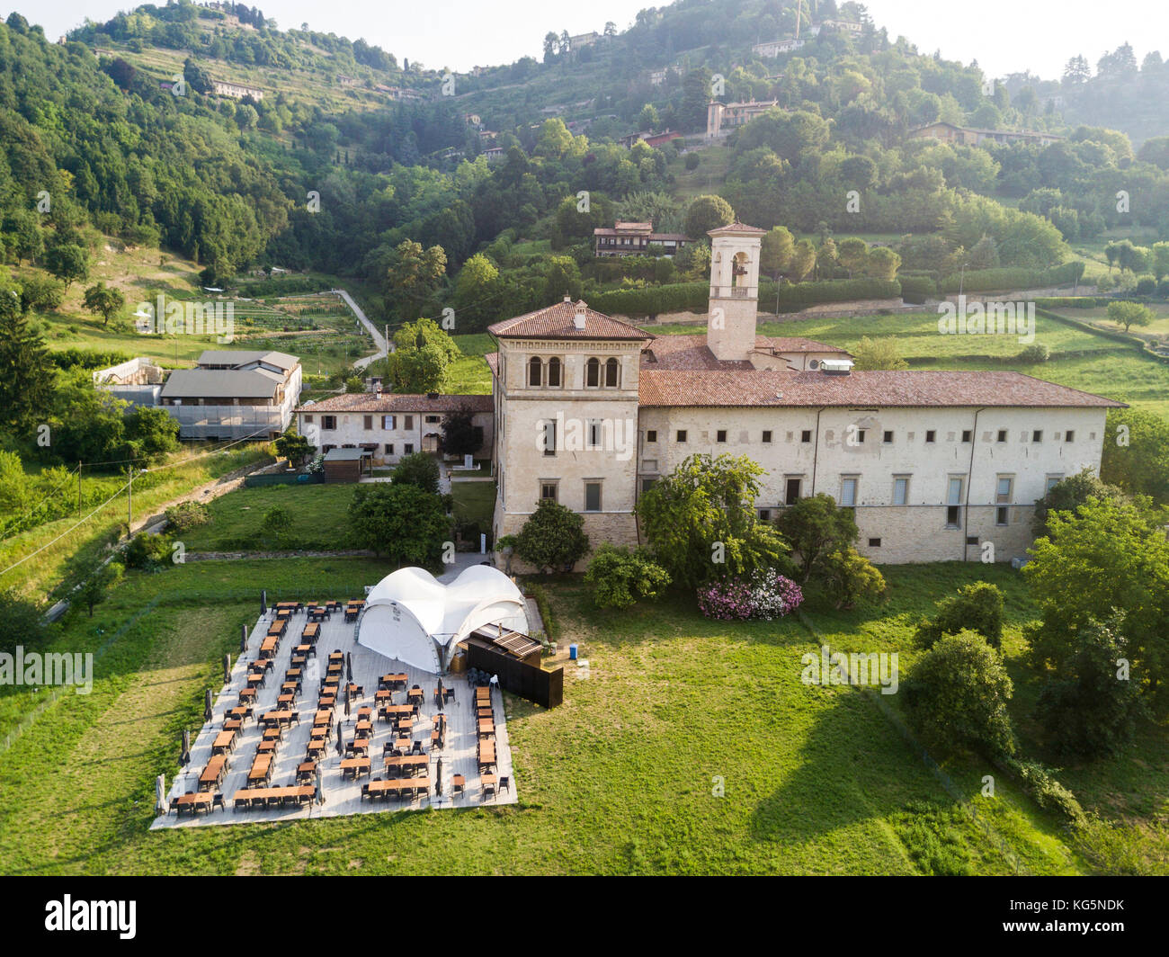 Portrait du monastère historique d'astino et vertes collines, longuelo, province de Bergame, Lombardie, Italie, Europe Banque D'Images