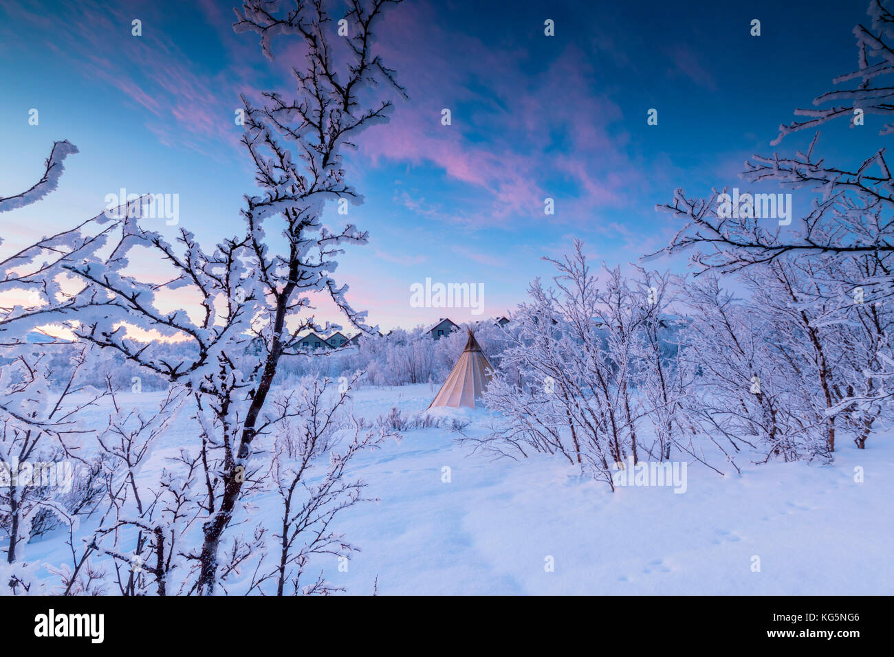 Sami isolé tente dans la neige, abisko, municipalité du comté de Norrbotten, Kiruna, Lapland, Sweden Banque D'Images