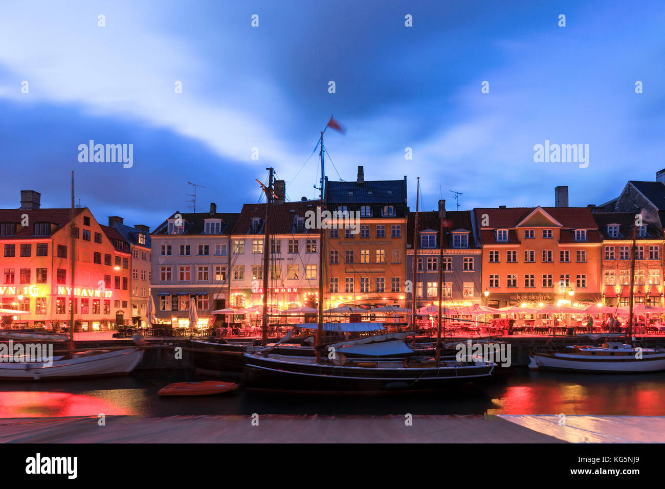 Vue de la nuit de l'iminated Harbour et canal du quartier des divertissements de Nyhavn, Copenhague, Danemark, Europe Banque D'Images
