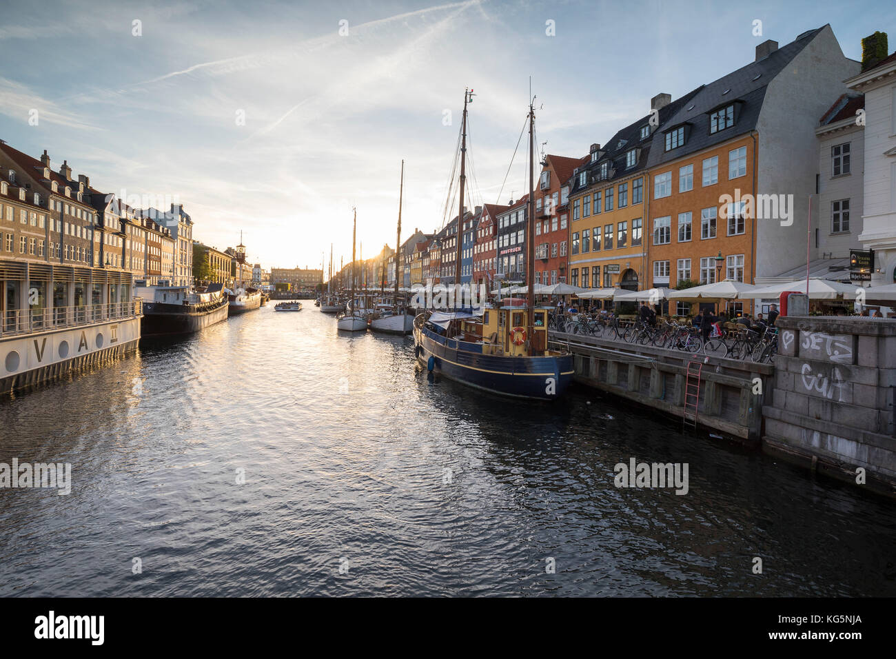 Façades colorées et bateaux typiques le long du canal et du quartier de divertissements de Nyhavn, Copenhague, Danemark, Europe Banque D'Images