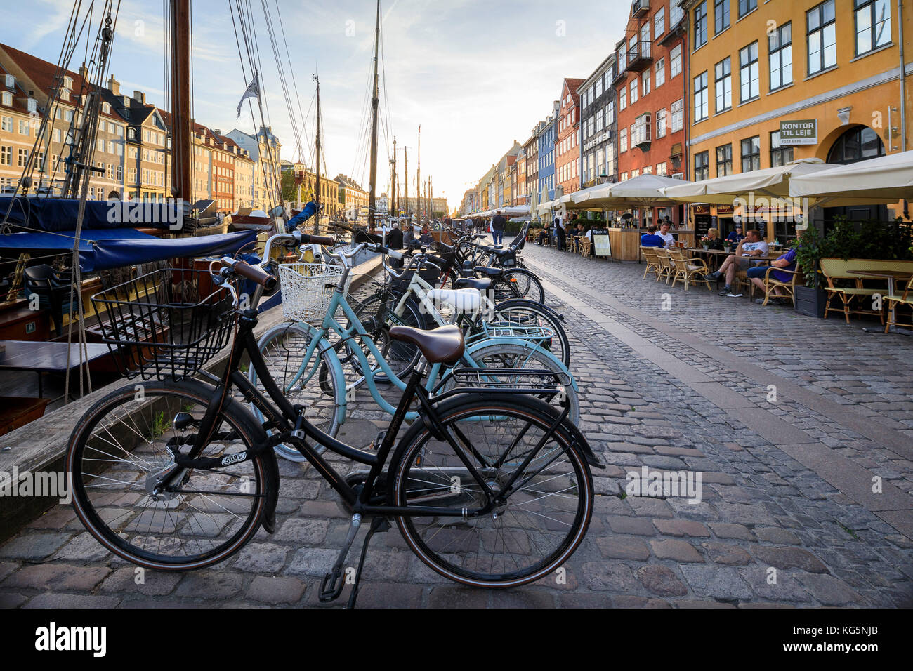 Des vélos et des restaurants typiques dans le secteur riverain du quartier de divertissements de Nyhavn, Copenhague, Danemark, Europe Banque D'Images