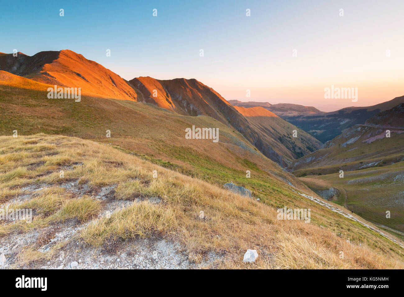 L'Europe, Italie, Marches, Macerata, central Apennins . Fargno mountain au lever du soleil. Banque D'Images