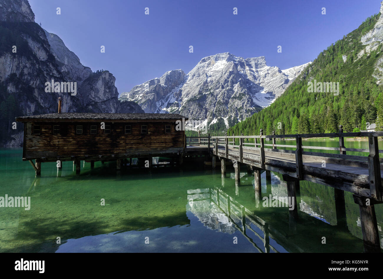 Cabane en bois dans le lac Braies en motif de Croda del Becco, parc naturel de fanes sennes bolzano Trentin-Haut-Adige Italie Europe Banque D'Images