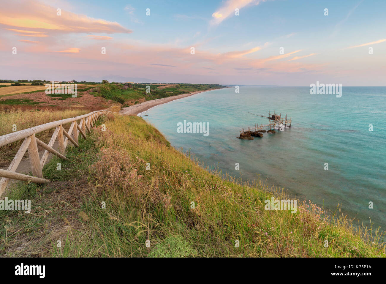 Vue sur la réserve naturelle de Punta aderci et la Costa dei trabocchi, Abruzzes, mer Adriatique, Italie Banque D'Images