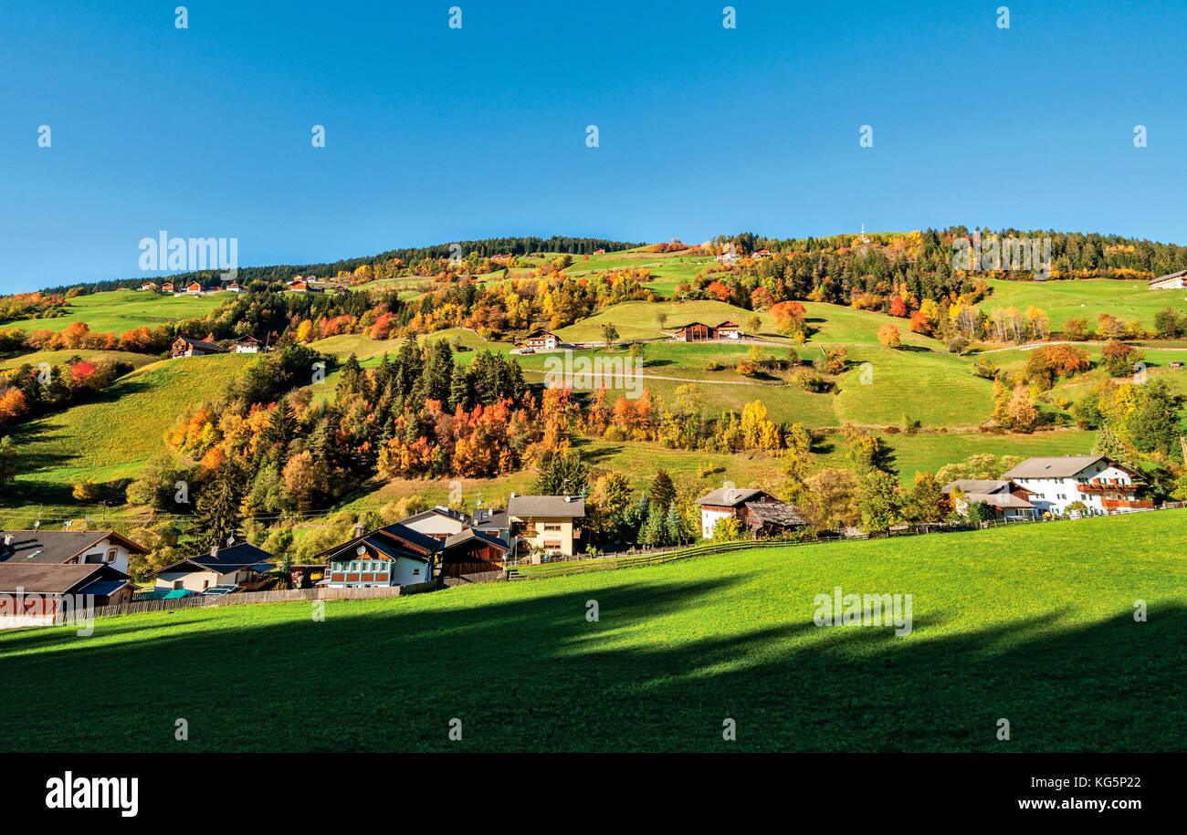 Le petit village de sainte Madeleine, dans la vallée de Funes au cours de la saison d'automne. Trentino Alto Adige, Italie Europe- Banque D'Images