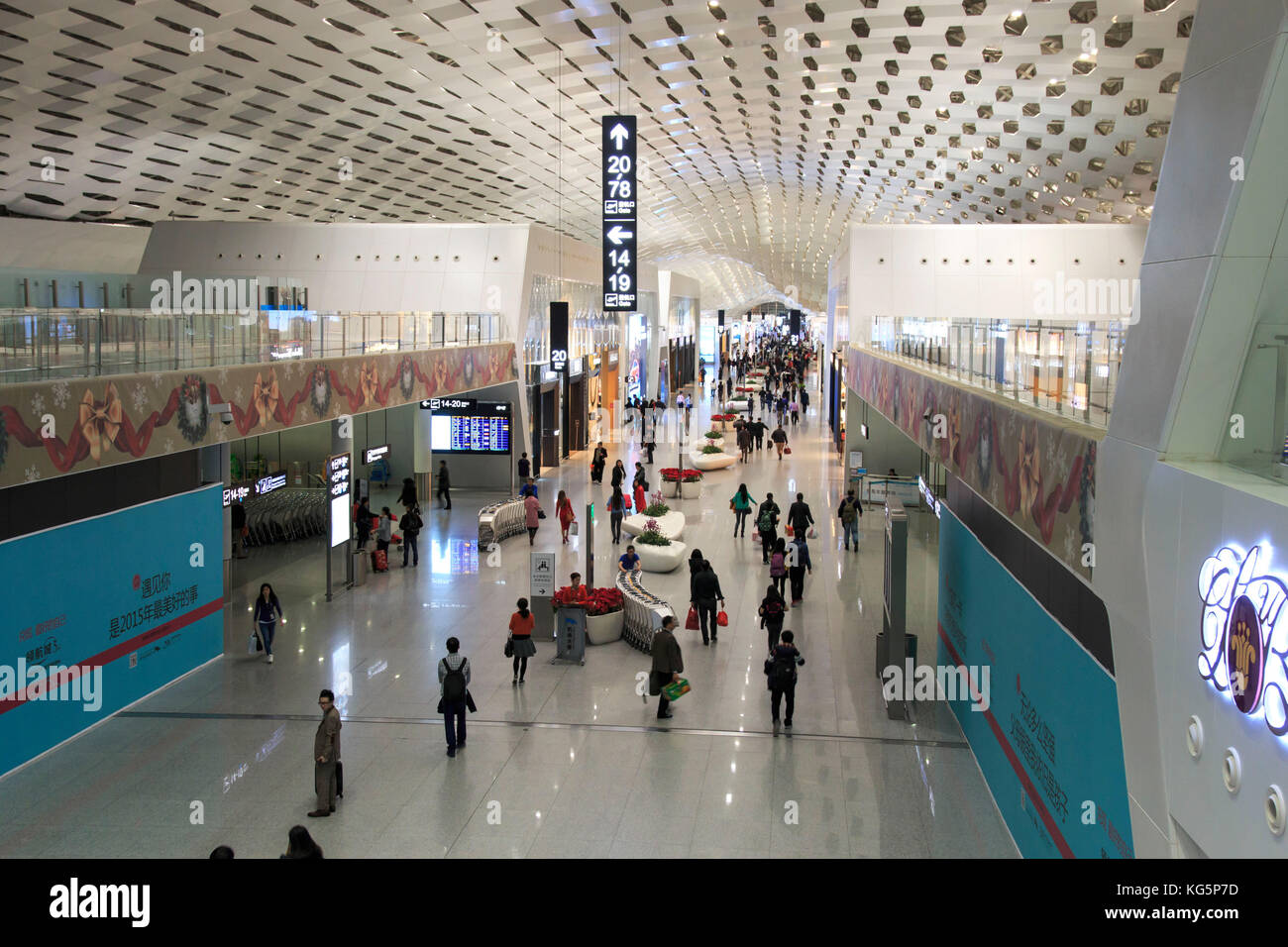 Les gens qui marchent à l'intérieur de la Shenzhen Bao'an International Airport de Guandong, Chine Banque D'Images