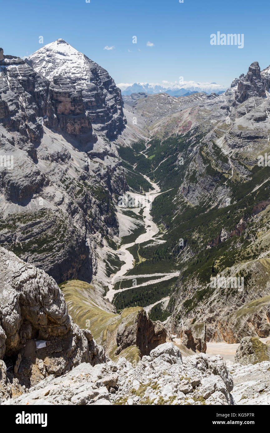 Italie, Vénétie, district de Belluno, Cortina d'Ampezzo, vue du groupe tofane, travenanzes valley et fanis groupe dans le haut du vallon de Croda del Bianco Banque D'Images