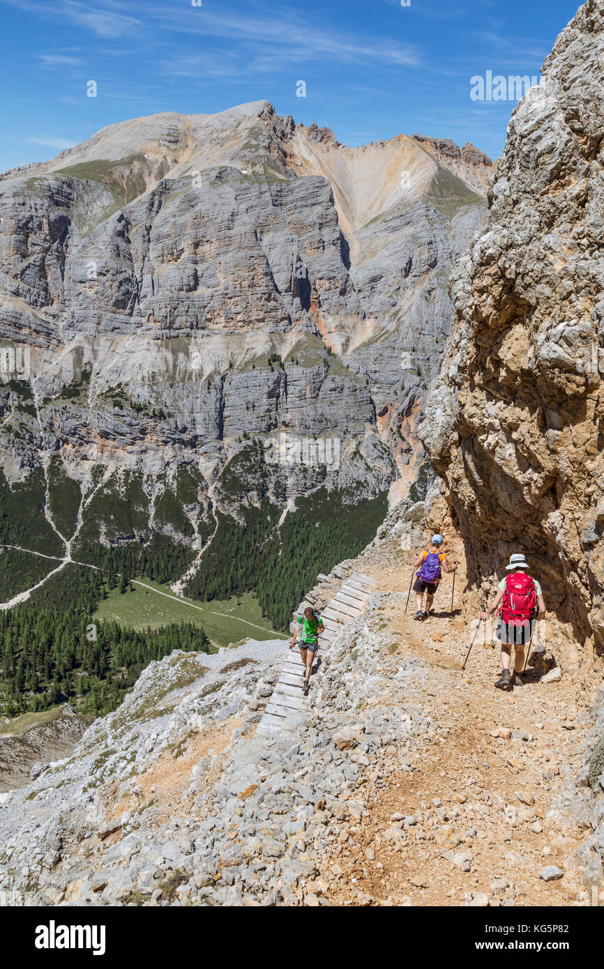 Italie, Vénétie, district de Belluno, Cortina d'Ampezzo, les randonneurs sur la voie de retour du haut de Croda del vallon bianco Banque D'Images