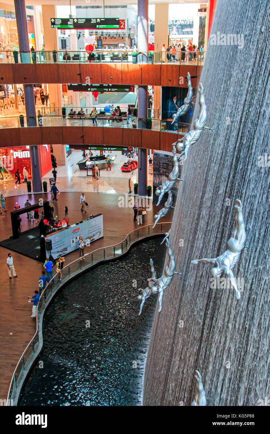 Dubaï, Émirats arabes unis. Cascade dans le Dubai Mall, plus grand centre commercial du monde basée sur la superficie totale Banque D'Images