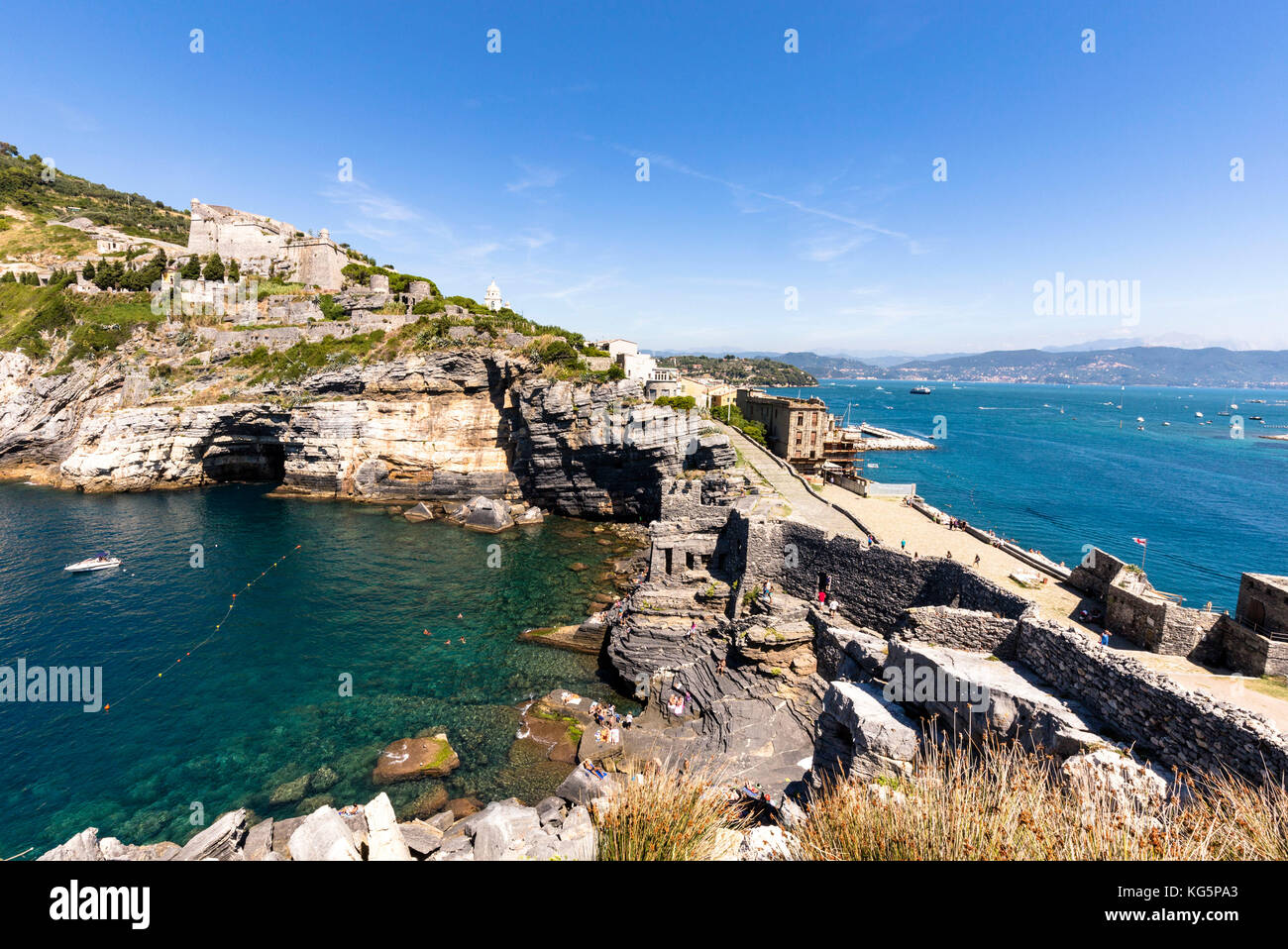 Vue sur le golfe du poète depuis l'église Saint-Pierre de Portovenere, à gauche une petite baie avec de l'eau cristalline, juste sur le golfe de Poets.Ligurie, Italie Banque D'Images