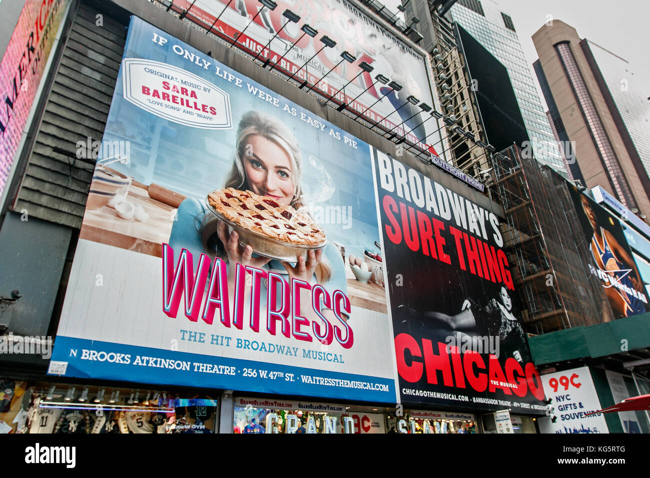 De grands panneaux publicitaires deux comédies musicales de Broadway installé à Times Square. Banque D'Images