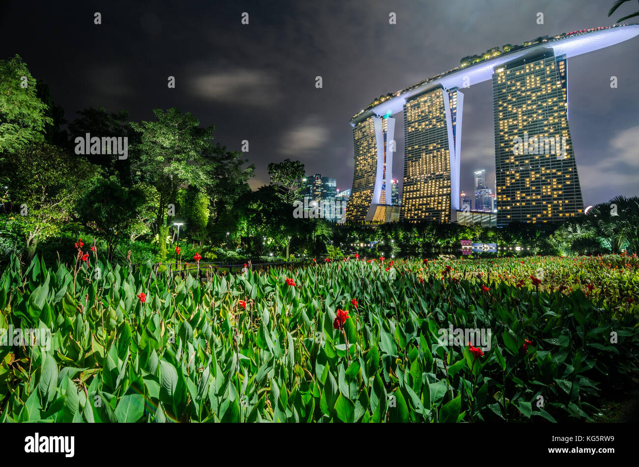 Belle nuit au jardin par la baie de Marina Bay Sands Hotel. Banque D'Images
