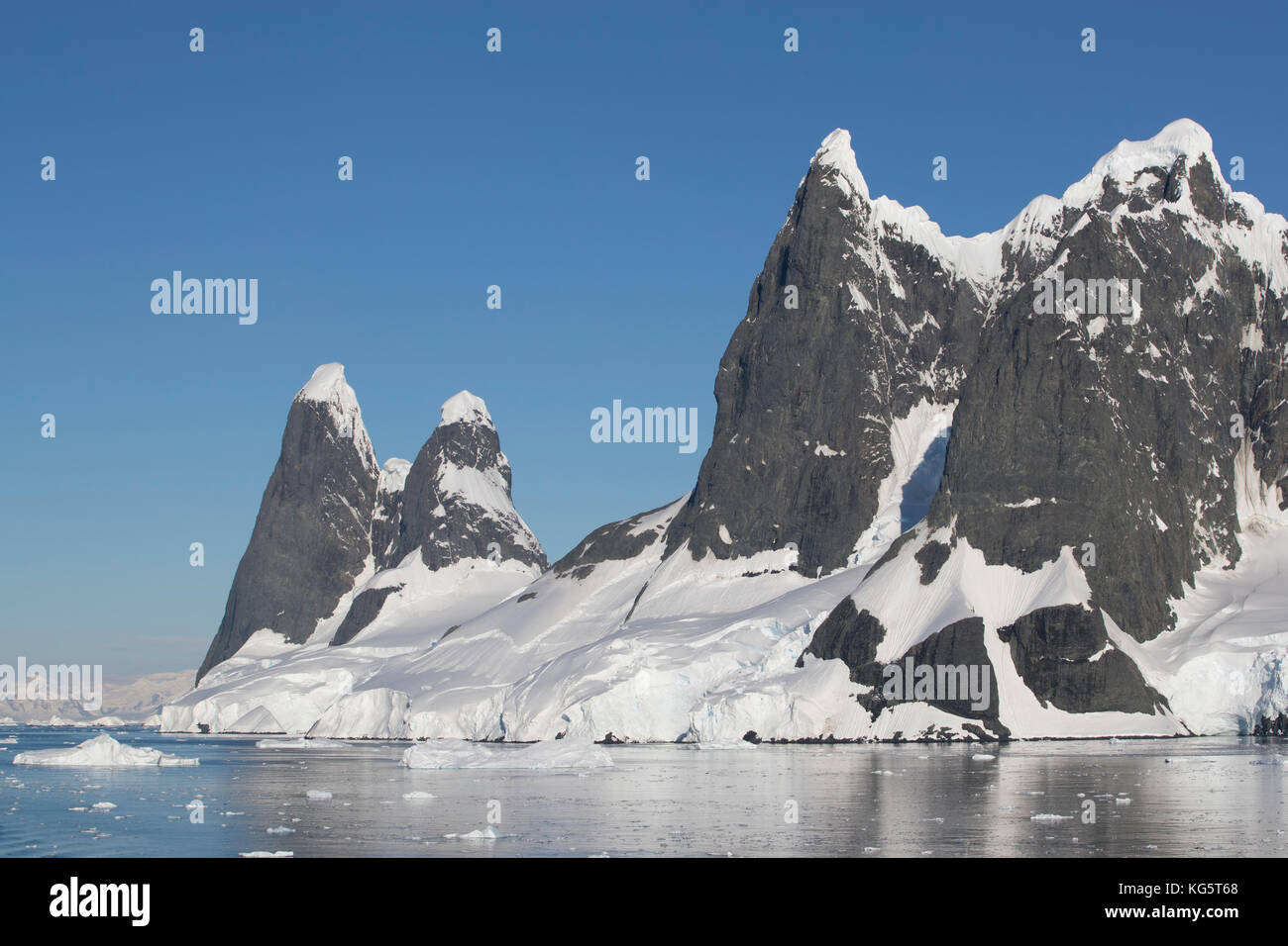 Les cimes de l'Una, à l'entrée du Canal Lemaire, l'Antarctique Banque D'Images