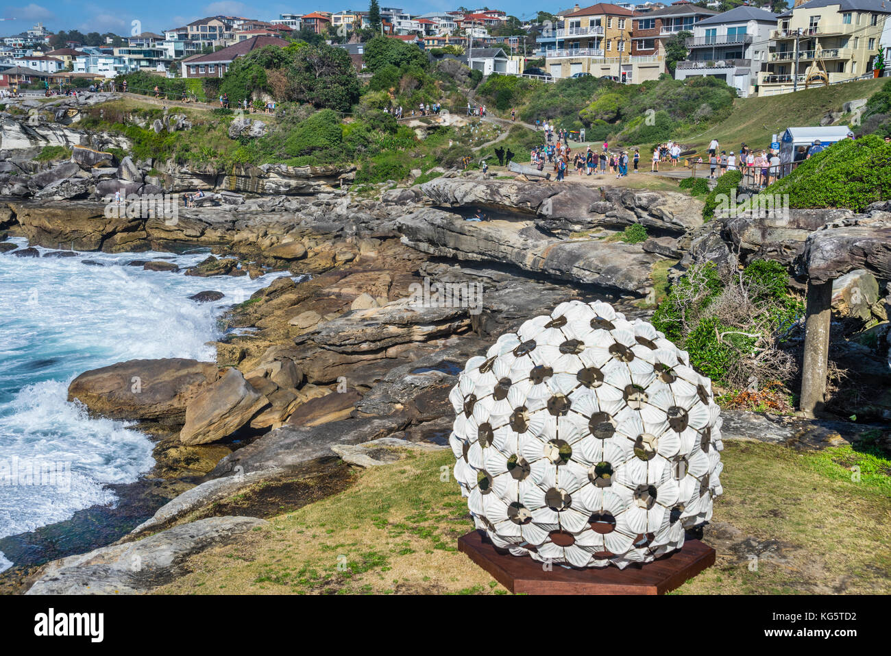 Sculpture de la mer 2017, exposition annuelle sur la promenade côtière entre Bondi et Tamara Beach, Sydney, Nouvelle-Galles du Sud, Australie. La céramique et doux Banque D'Images