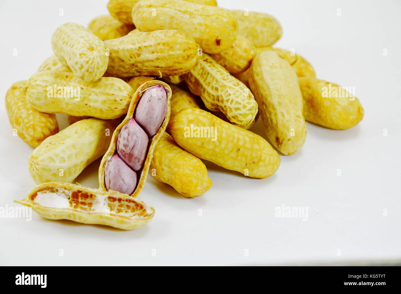 Arachides bouillies peel out sur fond blanc Banque D'Images