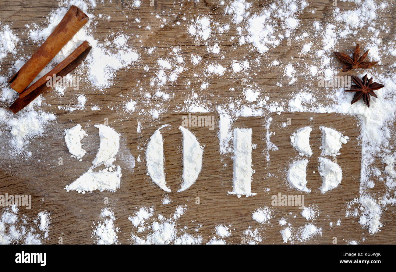 2018 écrit sur une planche avec de la farine Banque D'Images