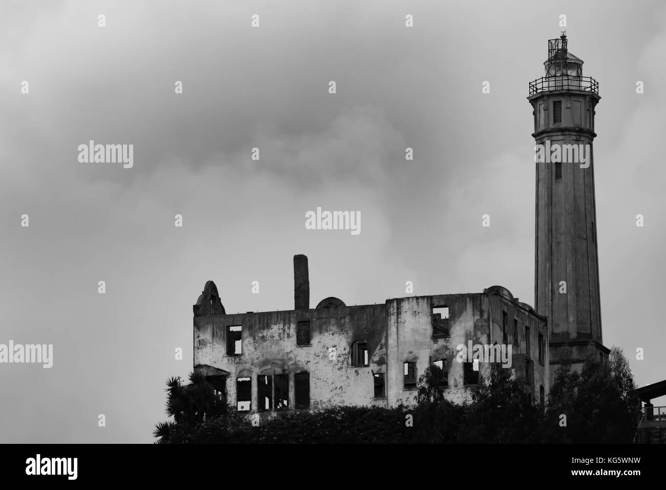 La Watch Tower et un bâtiment en ruine sur l'île d'Alcatraz, San Francisco, Californie Banque D'Images