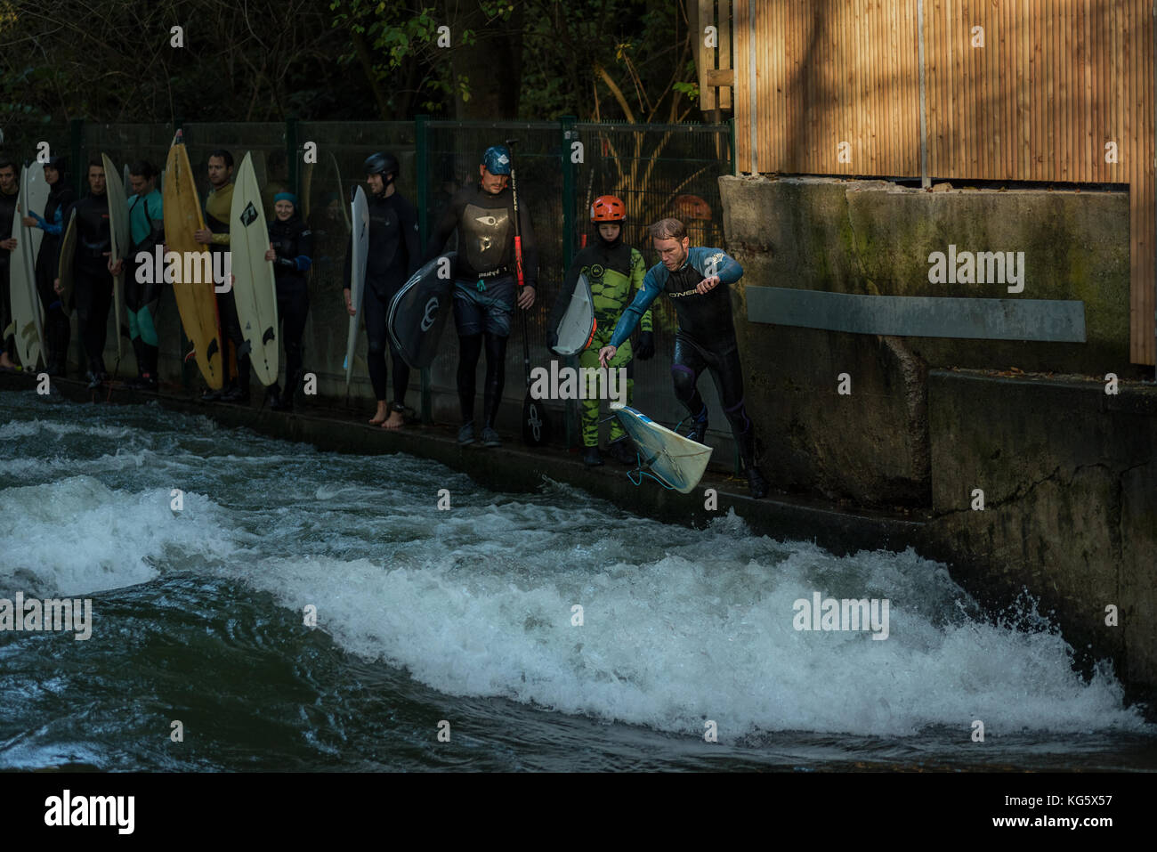 Surfeurs de la e2 kleine eisbachwelle river surf spot à Munich, Allemagne sur l'Eisbach river. Banque D'Images