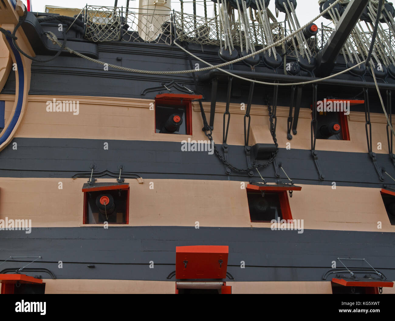 Les ports d'armes à feu sur le HMS Victory à Portsmouth Historic Dockyard, UK Banque D'Images