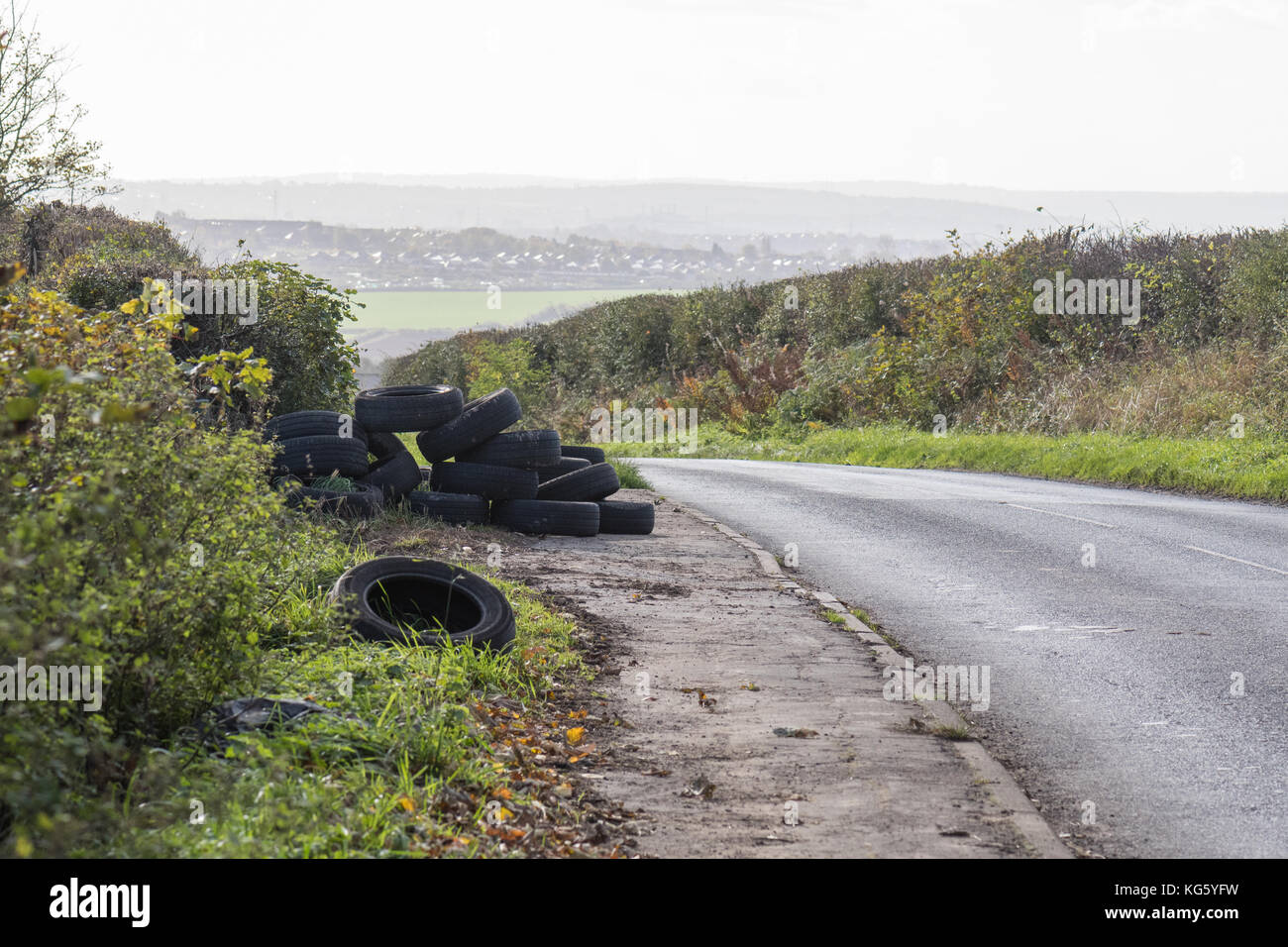 Faites voler des pneus par le côté d'une route rurale juste à l'extérieur du village de Barnburgh, Doncaster, South Yorkshire, Angleterre, Royaume-Uni Banque D'Images