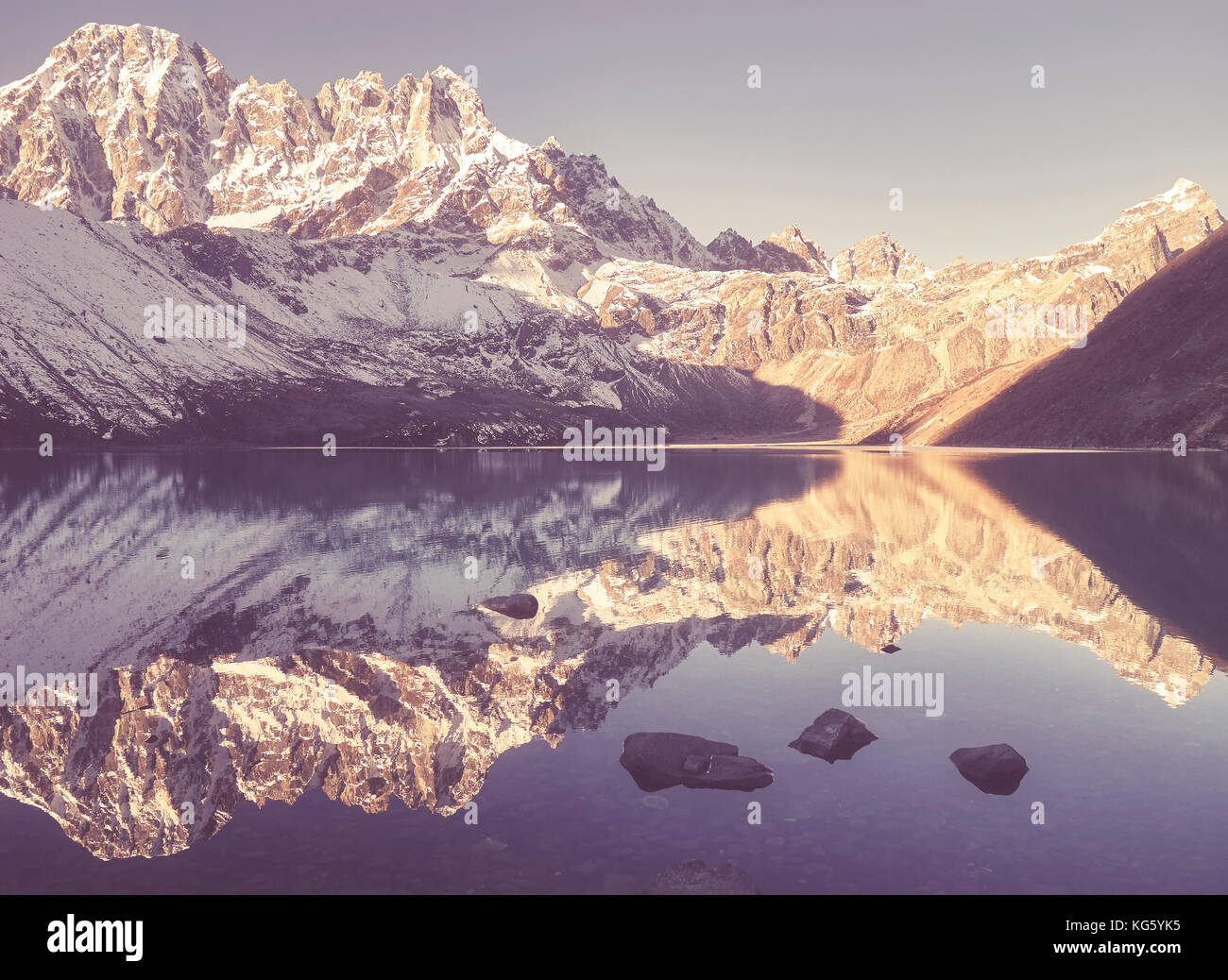 Vintage photo stylisée de la montagne reflète dans Lac Gokyo, parc national de Sagarmatha (Népal). Banque D'Images