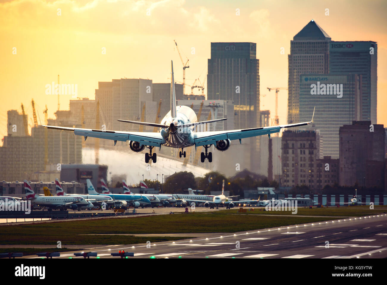 L'aéroport de London City - Eastern Airways Embraer ERJ-170LR (g-cixw) à l'atterrissage à beau coucher du soleil Banque D'Images
