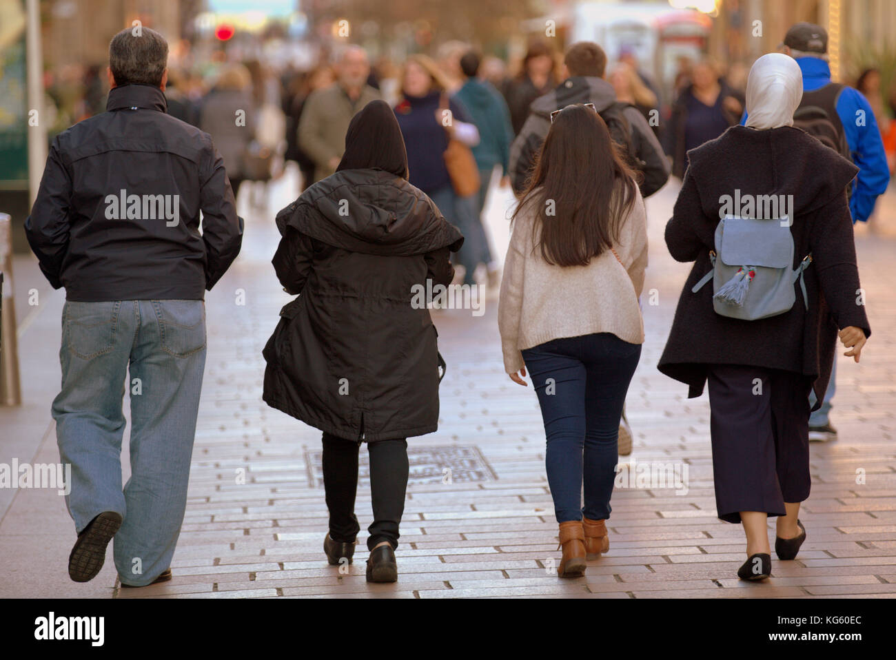 Réfugié de la famille asiatique vêtu d'une écharpe hijab dans la rue au Royaume-Uni musulman musulman Banque D'Images