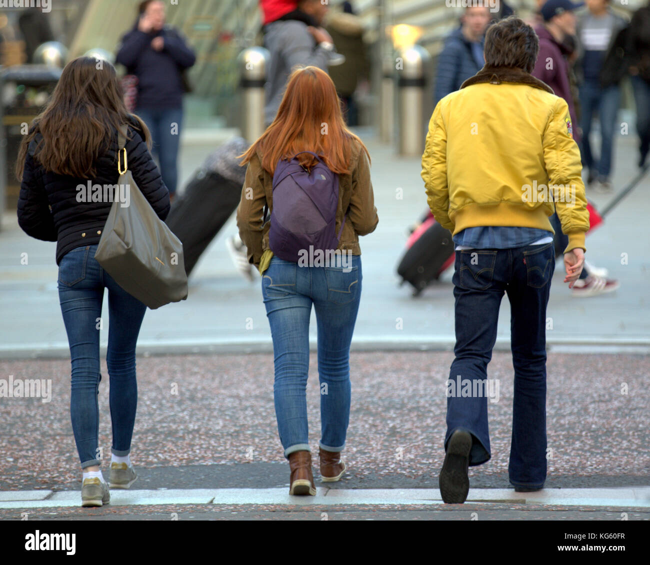 Journée ensoleillée à Glasgow et les sections locales à prendre les rues mode jeune vu de derrière Banque D'Images