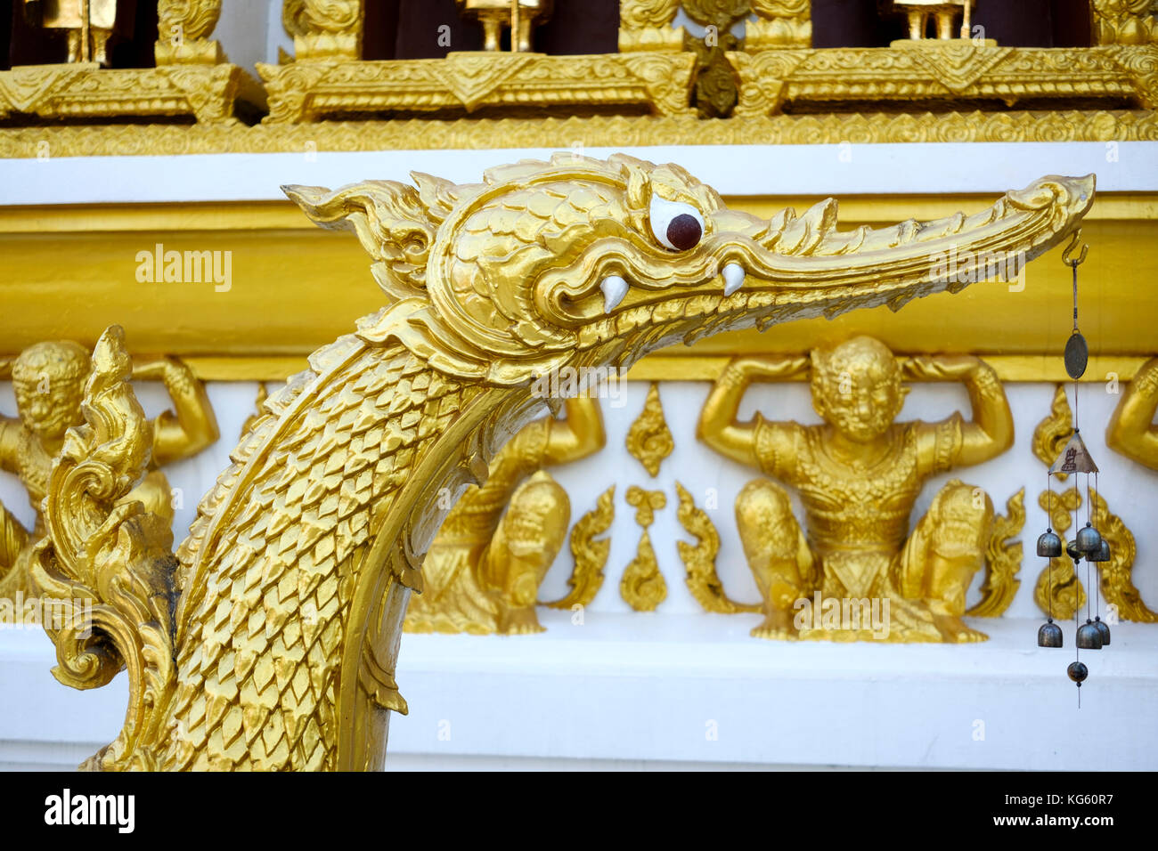 Détail de l'animal d'or à statue entrée est de chedi ou stupa (pagode), wat nong bua temple, Ubon Ratchatani, l'Isaan, Thaïlande. Banque D'Images